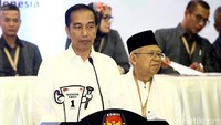 Pasangan Joko Widodo-Maruf Amin saat hadir di pengundian nomor urut capres-cawapres Pilpres 2019 di ruang sidang utama gedung KPU, Jl Imam Bonjol, Jakarta Pusat, Jumat (21/9/2018) malam.