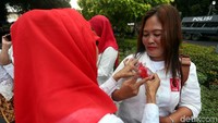 Mereka tampak berkumpul di depan kawat berduri dan menamakan diri sebagai relawan Pro Jokowi (Projo).