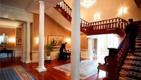 Fasilitas seperti kolam renang, lapangan tenis dan serta restoran pun tersendia di sini. Kamar-kamar pun suasananya masih ‘jadul’ dengan sentuhan masa kini (Carcosa Seri Negara)  