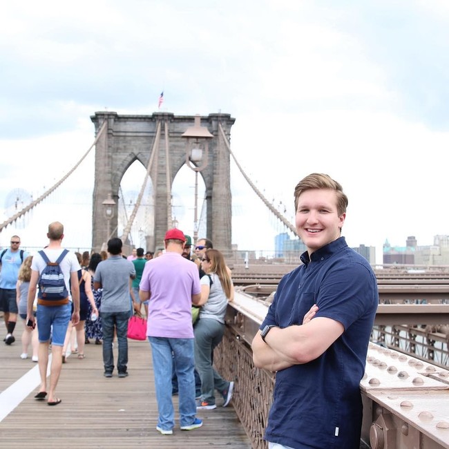 Banyak orang tak ingin membuka kartu kredit karena takut berutang. David dan Hannah sendiri punya 42 kartu dan menyarankan orang agar tidak takut membuatnya kartu baru. Namun pastikan jika semua kartu tersebut benar-benar akan menguntung dan jangan lupa untuk selalu mengecek poin serta mencari cara mamaksimalkannya. Foto: Instagram @hannahandchad