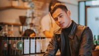 Saat ini Surya sedang menempuh pendidikan di New York. Pria keren yang sedang nongkrong di coffee shop ini punya segudang prestasi. Foto: Instagram @suryasahetapy