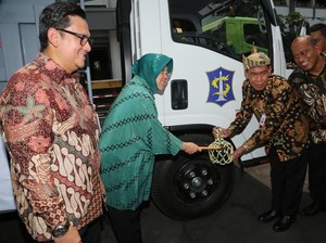 Terima Alat Berat untuk Cegah Banjir, Risma: Surabaya Seperti Nederland