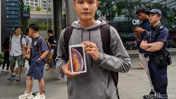 Le Van Thang yang datang jauh-jauh dari Vietnam ke Singapura juga jadi salah satu pembeli paling awal. Dia menginap semalaman. Foto: Adi Fida Rahman/detikinet