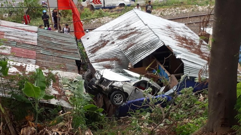 Keluar Tol, Mobil Terbang Timpa Rumah Warga di Cilegon Keluar Tol, Mobil Terbang Timpa Rumah Warga di Cilegon