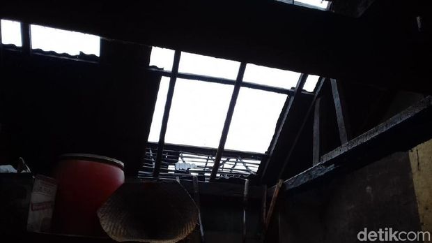 Atap rumah rusak diterjang angin puting beliung di Banjarnegara. 
