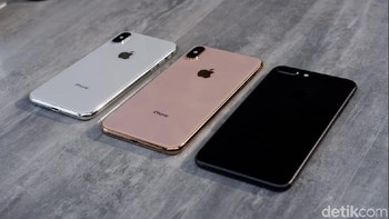 Melihat dari belakang perbandingan antara iPhone 7 Plus, iPhone X, dan iPhone XS Max. Foto: detikINET/Adi Fida Rahman