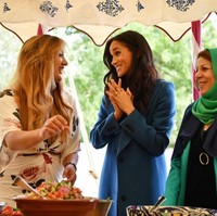 Penampilan yang anggun disempurnakan dengan sepatu hak tinggi berbahan suede klasik dari Sarah Flint yang menyatukan semua look ini bersama.Foto: Dok. Getty Images