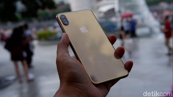 iPhone XS Max warna Gold terlihat menonjol iPhone varian lainnya yang dirilis tahun ini. Ponsel ini berlapis kaca, sehingga menambah kesan premium yang diusungnya. Foto: detikINET/Adi Fida Rahman