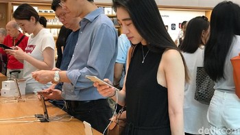 Tampak mereka menjajal kemampuan kedua iPhone baru tersebut. (Foto: detikINET/Adi Fida Rahman)