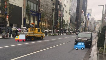 Mereka rela mengantre di bawah cuaca yang kurang mendukung demi mendapatkan iphone baru dan Apple Watch anyar. Foto: Twitter/fanofmaki