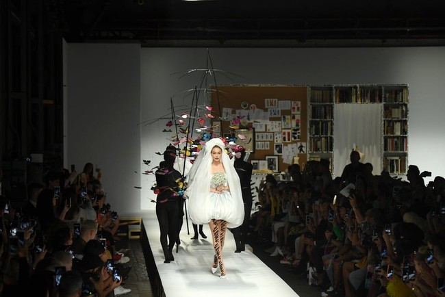 Konsep ini tak hanya memukau para penonton, namun juga Gigi Hadid yang selalu bergabung dengan squad model Moschino dari tahun ke tahun. Foto: Dok. Getty Images