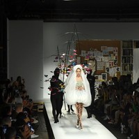 Konsep ini tak hanya memukau para penonton, namun juga Gigi Hadid yang selalu bergabung dengan squad model Moschino dari tahun ke tahun. Foto: Dok. Getty Images