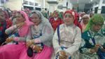 Foto: Cetar! Gaya Emak-emak dari Sulsel Dandan Saat Pulang Haji