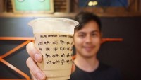 Nah, saat diperhatikan, gelas kopi ini juga memuat abjad bahasa isyarat lho. Rupanya kafe yang dikunjungi Surya memang mempekerjakan penyandang tuli sebagai pegawai. Foto: Instagram @suryasahetapy
