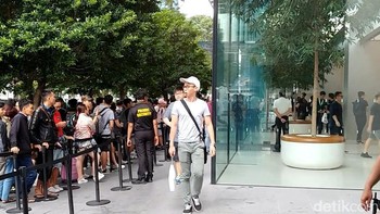 Mereka pun akhirnya dapat membeli iPhone baru dan menentengnya dengan rasa senang. Foto: Adi Fida Rahman/detikinet