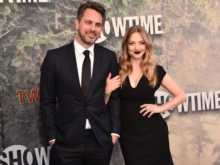 LOS ANGELES, CA - MAY 19:  Thomas Sadoski (L) and Amanda Seyfried attend the premiere of Showtimes Twin Peaks at The Theatre at Ace Hotel on May 19, 2017 in Los Angeles, California.  (Photo by Alberto E. Rodriguez/Getty Images)