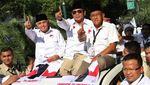 Ambil Nomor Urut, Prabowo Setia Naik Lexus di 2014 dan 2019