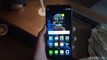 Tersedia kamera belakang dengan resolusi 16 MP yang dilengkapi dengan flash. Untuk selfie, disediakan kamera depan dengan resolusi 8MP. (Foto: detikINET/Virgina Maulita Putri)