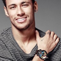 Memiliki gaji mencapai 36,8 juta Euro, Neymar bisa membeli jam tangan apapun yang diinginkannya. Dan salah satu jam tangan mewahnya dari brand lokal Brazil, Gaga Milano. Dia membeli jam tangan Gaga Milano seharga US$ 180 ribu atau sekitar Rp 2,7 miliar. Siapa sangka berawal dari pembelian itu, dia kemudian didapuk sebagai brand ambassador dengan nilai kontrak berharga lebih mahal dari jam yang dibelinya. (Foto: Instagram)