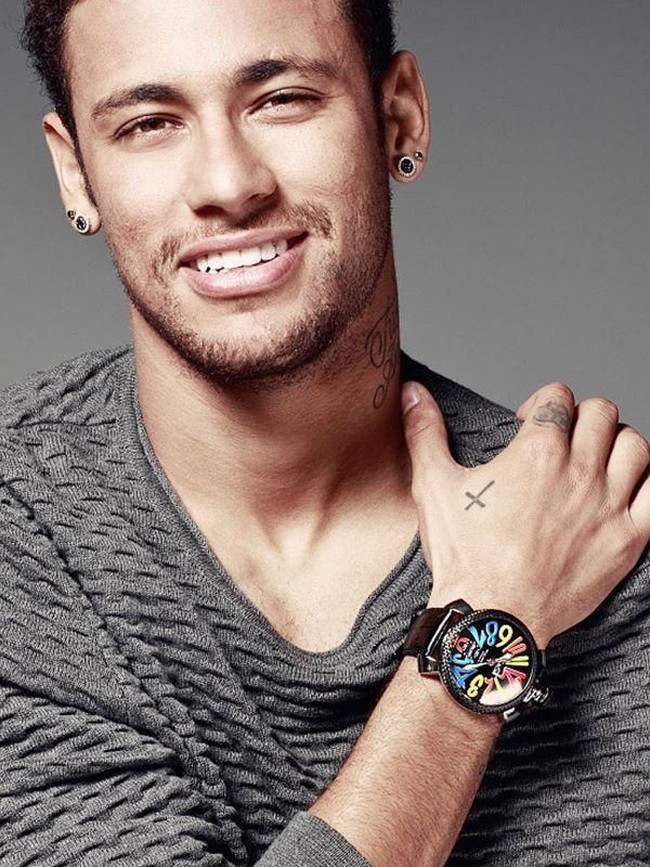 Memiliki gaji mencapai 36,8 juta Euro, Neymar bisa membeli jam tangan apapun yang diinginkannya. Dan salah satu jam tangan mewahnya dari brand lokal Brazil, Gaga Milano. Dia membeli jam tangan Gaga Milano seharga US$ 180 ribu atau sekitar Rp 2,7 miliar. Siapa sangka berawal dari pembelian itu, dia kemudian didapuk sebagai brand ambassador dengan nilai kontrak berharga lebih mahal dari jam yang dibelinya. (Foto: Instagram)
