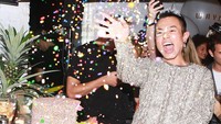 Masuk ke dalam daftar Crazy Rich Asians versi kehidupan nyata, Ezra hadirkan pesta ulang tahun yang mewah dan meriah. Lengkap dengan kue ulang tahun dipenuhi warna-warni sprinkles. Foto: Instagram @ezrajwilliam