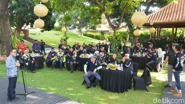 Bupati Anas menjamu pengemudi Harley Davidson/