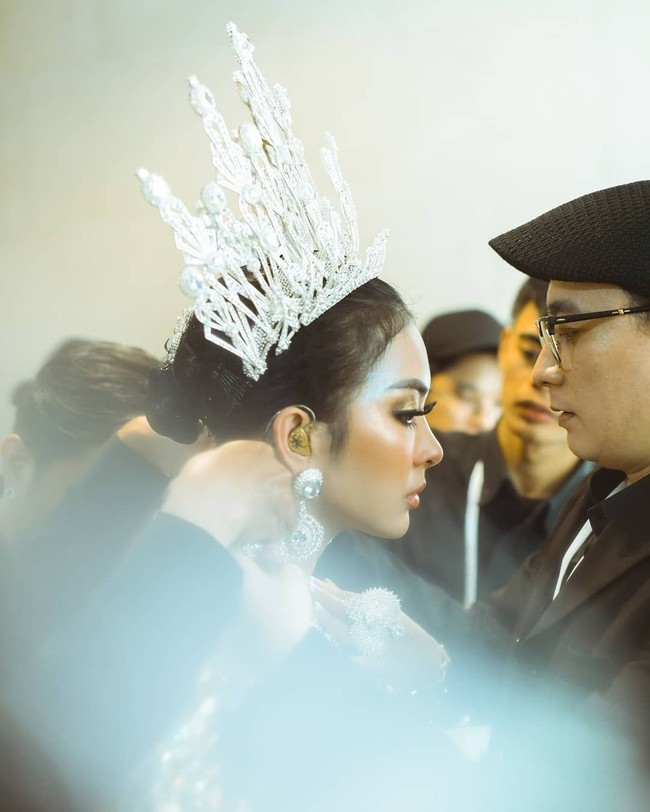 Mahkota mewah Rinaldy membuat Syahrini benar-benar menjadi Ratu di malam konser Jambul Khatulistiwa. Foto: Dok. Instagram @riomotret