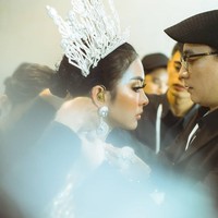 Mahkota mewah Rinaldy membuat Syahrini benar-benar menjadi Ratu di malam konser Jambul Khatulistiwa. Foto: Dok. Instagram @riomotret
