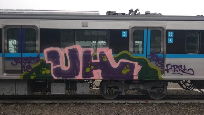 Bos MRT Murka Kereta Baru Dicoret-coret