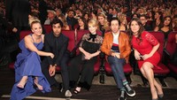 Mayim Bialik dan Kaley Cuoco menjadi salah satu bintang televisi termahal di dunia. Keduanya bahkan pernah dibayar senilai 1 juta dollar per episode untuk sebuah tv series. Christopher Polk/Getty Images for Peoples Choice Awards