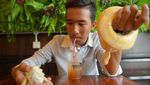 Foto: Selfie Bareng Ular & Kalajengking di Kafe Ini, Berani?