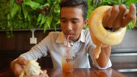 Traveler bisa minum es teh sambil mengelus-elus ular. Ada juga ular yang albino lho (AFP/GETTY IMAGES) 