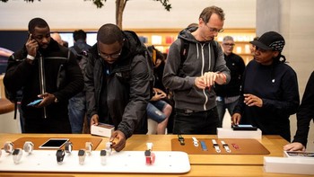 Selain iPhone XS dan XS Max, Apple Watch Series 4 pun mulai dipasarkan. Foto: Getty Images