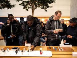 Demam iPhone Juga Melanda Inggris