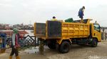 Foto: Petugas Berjibaku Angkut Tumpukan Sampah di Sungai Musi