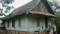 Sebelum membangun rumah, seorang Panggita memilih batu datar untuk ditempatkan tiang rumah. Lalu seorang Panggita melantunkan doa dan mantra yang disaksikan oleh warga (Alan Malingi/istimewa)