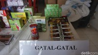 Obat tradisional ilegal untuk gatal-gatal seperti Cobra dan berbagai macam merek dengan bahasa asing lainnya. (Foto: Khadijah Nur Azizah/detikHealth) 