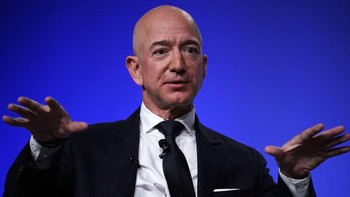 Jeff Bezos mengumumkan bercerai dengan istrinya, MacKenzie. Belakangan, orang terkaya dunia berkat kesuksesan e-commerce Amazon ini ketahuan selingkuh dengan mantan presenter Lauren Sanchez. Bahkan detailnya dipublikasikan oleh media National Enquirer, pesan dan foto-foto mesum yang ia kirim berhasil didapat media itu. Sebuah kecerobohan yang sulit dipercaya dilakukan sosok genius seperti dia. Foto: Alex Wong/Getty Images