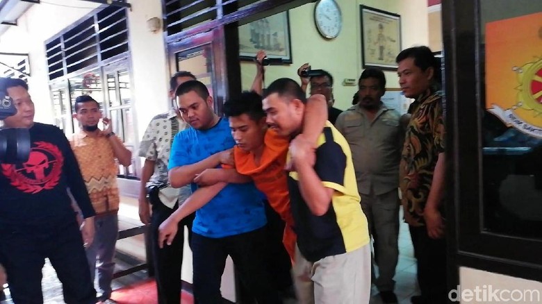 Tak Kabur, Dimas Bahkan Ikut Kubur dan Bacakan Tahlil untuk Mahfud Tak Kabur, Dimas Bahkan Ikut Kubur dan Bacakan Tahlil untuk Mahfud