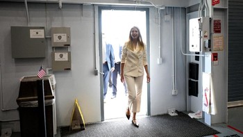 Penasihat Gedung Putih Ivanka Trump mengunjungi kantor NASA di Houston, Texas, Amerika Serikat, Jumat (21/9/2018). Loren Elliott/Reuters.