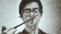 Bisa tebak makanan apa yang ada di sumpit pria jago IT ini? Yap! Ceker ayam yang kelihatan menggoda dengan lumuran bumbu. Foto: Instagram @suryasahetapy