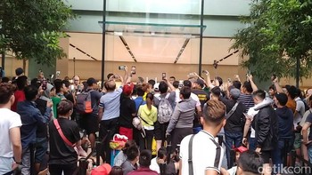Ratusan pengantre di Singapura yang bertahan belasan jam seolah tak sabar menanti Apple Store dibuka. Foto: Adi Fida Rahman/detikinet