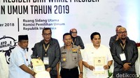 Ketua Timses Prabowo-Sandiaga, Djoko Santoso bersama Ketua Timses Jokowi-Maruf Amin, Erick Thohir saat momen foto bersama.