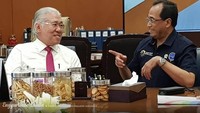 Bersama Menhub Budi Karya, Enggartiasto sedang asyik ngobrol. Lagi-lagi di mejanya ada camilan kering mulai keripik singkong, kacang hingga kue telur gabus. Foto: instagram @enggartiastolukita