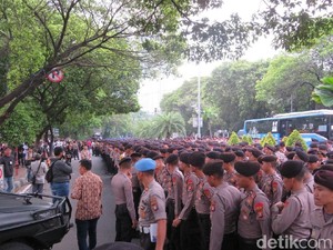 Jelang Pengundian Nomor Urut Capres, Jalan Depan KPU Ditutup