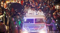 Mobil yang membawa Jokowi-Maruf tiba di kantor KPU, Jalan Imam Bonjol, Jakarta Pusat, pukul 19.50 WIB, Jumat (21/9/2018). Mobil itu dihiasi lampu warna-warni.