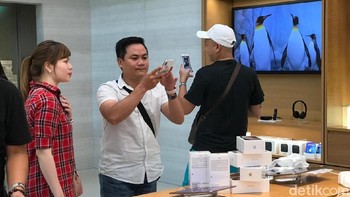 Salah satu fanboy yang mencoba kemampuan kameranya. (Foto: detikINET/Adi Fida Rahman)