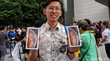 Ini pembeli iPhone baru pertama di Singapura, warga setempat bernama Daniel Lim. Foto: Adi Fida Rahman/detikinet