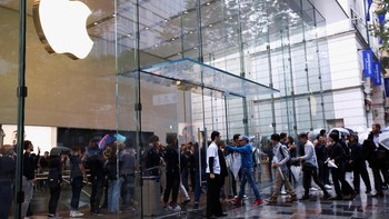 Para pengantre disambut para staff Apple Store di Jepang saat buka pada pagi hari. Foto: Reuters