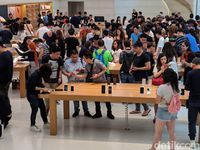 Suasana penjualan iPhone XS dan iPhone XS Max di Apple Store Singapura.